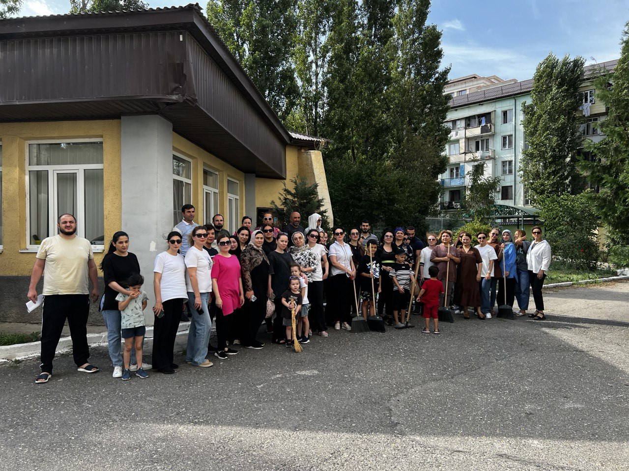 Коллектив Минтруда Дагестана принял участие в городском субботнике